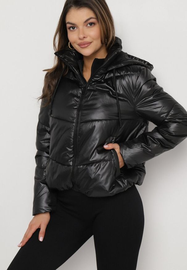 Born2be - Czarna Pikowana Kurtka z Kapturem i Ściągaczem w Talii Atirim. Typ kołnierza: kaptur. Kolor: czarny. Styl: elegancki