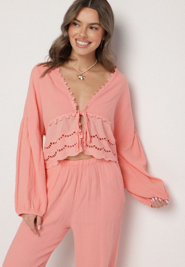 Born2be - Różowy Bawełniany Komplet z Ażurowymi Zdobieniami Wiązana Bluzka i Spodnie Savurielle. Kolor: różowy. Materiał: bawełna. Wzór: ażurowy, aplikacja