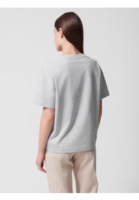 outhorn - T-shirt o kroju boxy z nadrukiem damski - szary. Kolor: szary. Materiał: materiał, bawełna, dzianina, wiskoza. Wzór: nadruk #6