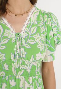 Born2be - Jasnozielona Wiskozowa Rozkloszowana Sukienka z Ozdobnym Wiązaniem i Koronkową Tasiemką z Gumką w Pasie Lalmarie. Okazja: na spotkanie biznesowe, na co dzień, na spacer, do pracy. Kolor: zielony. Materiał: wiskoza, koronka. Wzór: aplikacja. Styl: biznesowy, casual #3