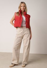 Born2be - Czerwona Krótka Kamizelka Pikowana Typu Puffer Niraemius. Okazja: na co dzień. Kolor: czerwony. Materiał: poliester. Długość: krótkie. Styl: casual #2