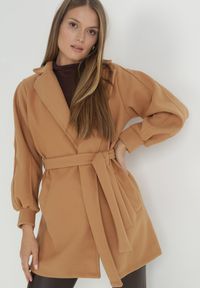 Born2be - Ciemnobeżowy Płaszcz z Wiązanym Paskiem i Bufiastym Rękawem Imgrucu. Typ kołnierza: kołnierzyk stójkowy. Kolor: beżowy. Materiał: tkanina, jeans. Długość: długie. Sezon: wiosna, jesień #2