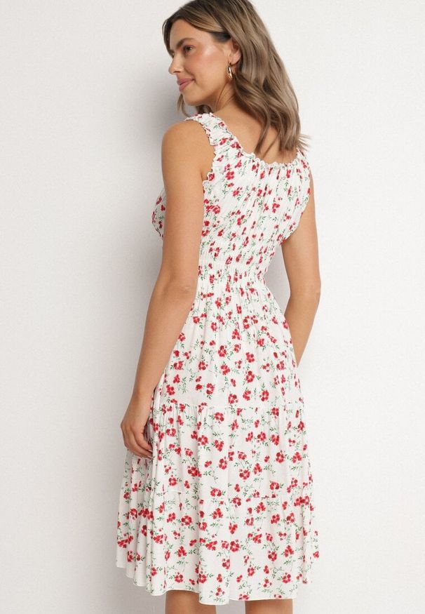 Born2be - Biało-Czerwona Sukienka Rozkloszowana na Ramiączkach w Kwiaty Tallio. Okazja: na spacer, na imprezę, na co dzień. Typ kołnierza: dekolt kwadratowy. Kolor: biały. Materiał: jeans. Długość rękawa: na ramiączkach. Wzór: kwiaty. Typ sukienki: rozkloszowane, proste. Styl: casual, klasyczny