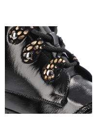 Czarne Botki Armodo Stylowe Lakierowane Buty Damskie. Okazja: na co dzień. Zapięcie: sznurówki. Kolor: czarny. Materiał: lakier. Szerokość cholewki: normalna. Styl: elegancki #5