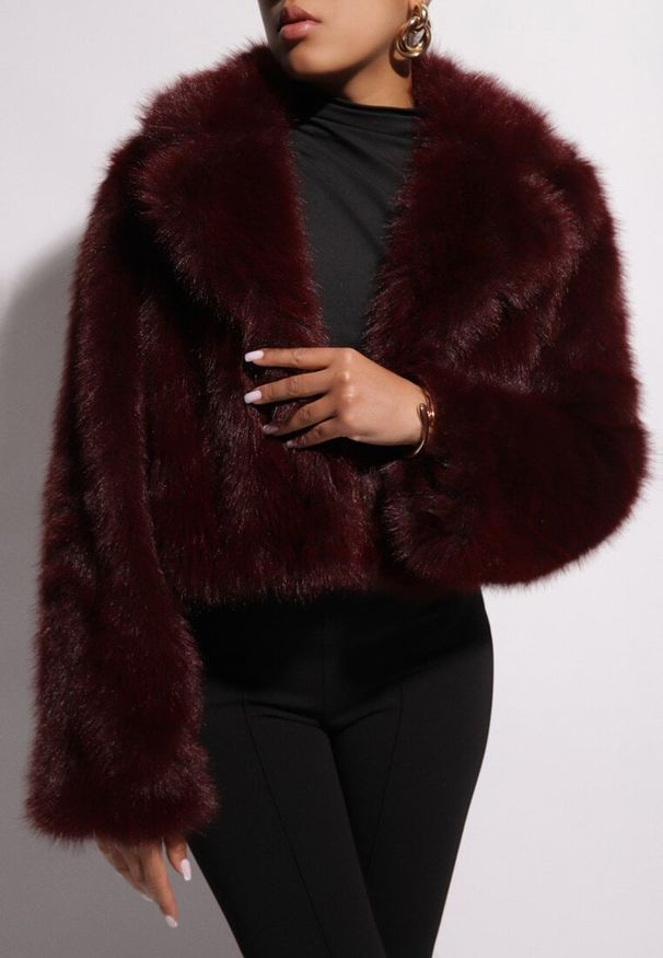 Renee - Bordowa Krótka Kurtka z Futerkiem Zdobiona Szerokim Kołnierzem Tormia. Okazja: na spacer, na co dzień. Kolor: czerwony. Materiał: futro. Długość: krótkie. Wzór: aplikacja. Styl: casual, klasyczny