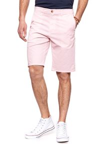 Wrangler - KRÓTKIE SPODENKI WRANGLER CHINO SHORT PEPPA PINK W14AMM20A. Materiał: materiał. Długość: krótkie. Wzór: jednolity, aplikacja #10