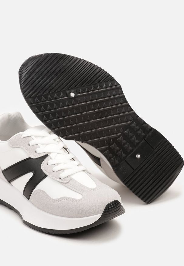 Renee - Białe Sneakersy na Płaskiej Podeszwie z Geometryczną Wstawką Sewla. Okazja: na co dzień. Nosek buta: okrągły. Zapięcie: sznurówki. Kolor: biały. Materiał: jeans, materiał. Wzór: geometria. Obcas: na płaskiej podeszwie. Wysokość obcasa: niski