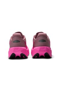 Buty damskie New Balance FuelCell Rebel v5 WFCX70N – różowe. Kolor: różowy. Materiał: syntetyk, materiał, guma. Szerokość cholewki: normalna. Wzór: geometria. Sport: bieganie, fitness #4