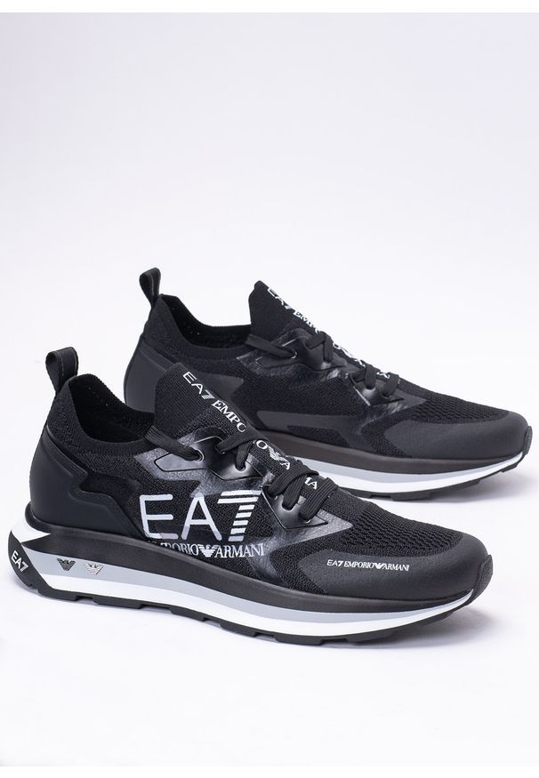 Sneakersy męskie czarne EA7 Emporio Armani X8X113 XK269 A120. Okazja: na co dzień, na spacer, do pracy. Kolor: czarny. Sport: turystyka piesza
