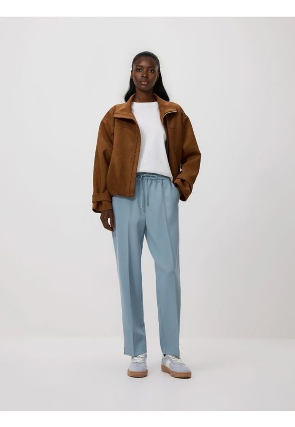 Reserved - Spodnie z kantem - jasnoniebieski. Kolor: niebieski. Materiał: tkanina, wiskoza