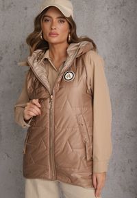 Renee - Szampańska Długa Kamizelka Pikowana z Nieodpinanym Kapturem Ozdobiona Naszywką Kasseda. Okazja: na co dzień. Kolor: złoty. Materiał: poliester, jeans. Długość: długie. Wzór: aplikacja. Styl: casual #2