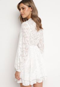 Born2be - Biała Rozkloszowana Sukienka Mini z Plumeti o Kopertowym Kroju Tayeta. Kolor: biały. Typ sukienki: kopertowe. Styl: elegancki, klasyczny. Długość: mini #6