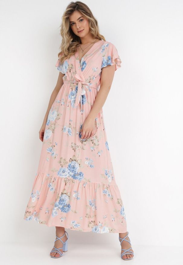 Born2be - Jasnoróżowa Kopertowa Sukienka w Kwiatowy Wzór z Paskiem i Falbanką Thellippe. Typ kołnierza: dekolt w kształcie V, dekolt kopertowy. Kolor: różowy. Wzór: kwiaty. Typ sukienki: kopertowe. Materiał: tkanina. Długość rękawa: krótki rękaw. Sezon: lato. Styl: elegancki. Długość: maxi