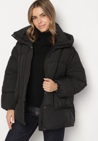 Born2be - Czarna Pikowana Kurtka o Kroju Oversize z Kapturem Galandia. Okazja: na spacer, na co dzień. Typ kołnierza: kaptur. Kolor: czarny. Materiał: jeans, poliester. Styl: casual, elegancki #7