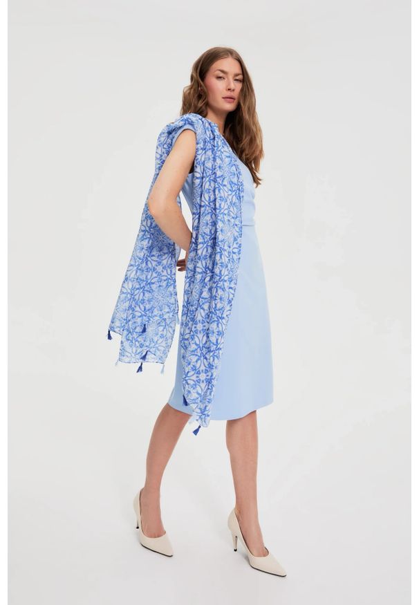 MOODO - Szal z frędzlami błękitny. Kolor: niebieski. Materiał: poliester