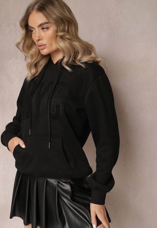 Renee - Czarna Dzianinowa Bluza Ocieplana z Nadrukiem Invta. Kolor: czarny. Materiał: dzianina. Wzór: nadruk