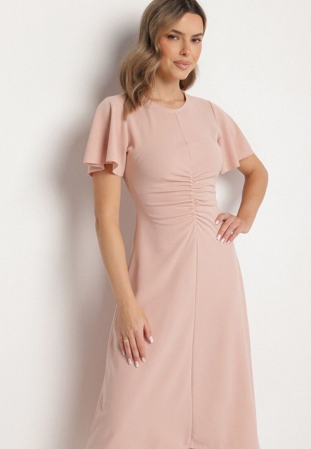 Born2be - Różowa Rozkloszowana Sukienka Ozdobiona Marszczeniem Odallica. Kolor: różowy. Wzór: aplikacja. Typ sukienki: rozkloszowane. Styl: elegancki