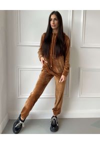 CHAOS BY MARTA BOLIGLOVA - Welurowe brązowe spodnie dresowe SOFTLY. Kolor: brązowy. Materiał: welur, dresówka