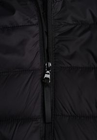 Born2be - Czarna Przejściowa Kurtka z Kapturem i Pikowanymi Przeszyciami Pretilda. Okazja: na co dzień. Typ kołnierza: kaptur. Kolor: czarny. Materiał: jeans, nylon. Styl: casual, elegancki, klasyczny #4