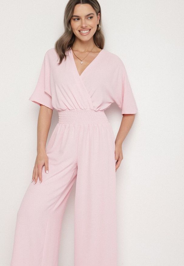 Born2be - Jasnoróżowy Kopertowy Kombinezon z Gumką w Talii i Szerokimi Nogawkami Vimashea. Okazja: na co dzień. Kolor: różowy. Styl: elegancki, casual