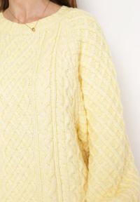 Born2be - Żółty Sweter o Wydłużonym Fasonie z Modnym Splotem Ahexa. Kolor: żółty. Długość: długie. Wzór: ze splotem