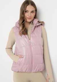Born2be - Różowa Kamizelka z Odpinanym Kapturem i Kieszeniami Pikowana Aggevia. Kolor: różowy #6
