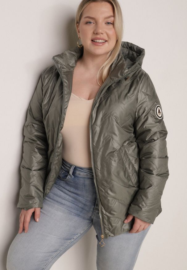 Born2be - Zielona Pikowana Kurtka Przejściowa o Prostym Kroju z Kapturem Vimoris. Okazja: na spacer, na co dzień. Typ kołnierza: kaptur. Kolekcja: plus size. Kolor: zielony. Materiał: poliester, jeans. Styl: casual, elegancki