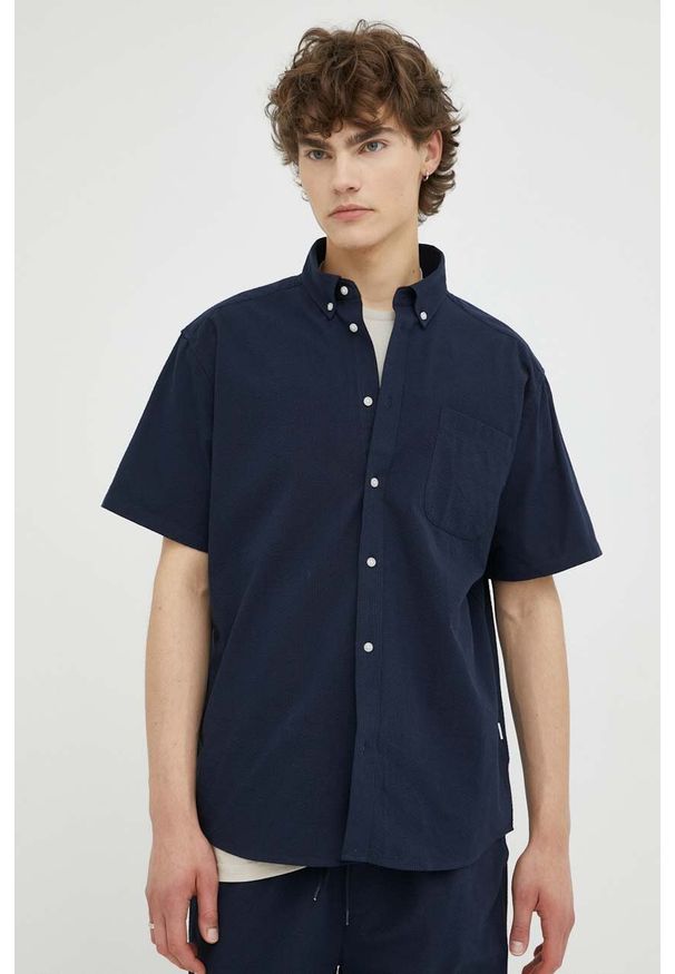 Les Deux koszula bawełniana Louis Seersucker męska kolor granatowy regular z kołnierzykiem button-down. Typ kołnierza: button down. Kolor: niebieski. Materiał: bawełna. Długość rękawa: krótki rękaw. Długość: krótkie