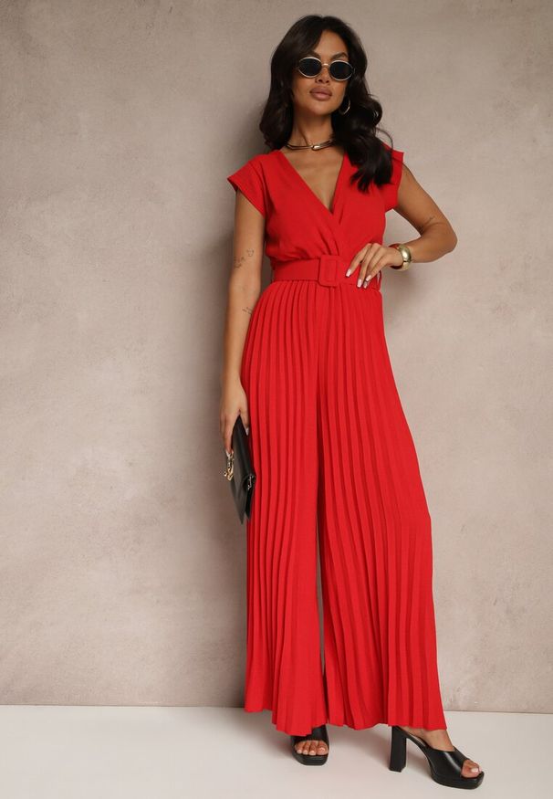 Renee - Czerwony Kopertowy Kombinezon Wide Leg Zdobiony Plisami i Paskiem z Klamrą Salirella. Okazja: na co dzień. Kolor: czerwony. Wzór: aplikacja. Styl: casual, elegancki
