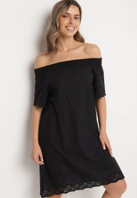 Born2be - Czarna Bawełniana Sukienka Hiszpanka z Ażurowymi Zdobieniami Filissa. Okazja: na co dzień. Typ kołnierza: dekolt hiszpanka. Kolor: czarny. Materiał: bawełna. Długość rękawa: krótki rękaw. Wzór: ażurowy, aplikacja. Typ sukienki: rozkloszowane, z odkrytymi ramionami. Styl: casual #5