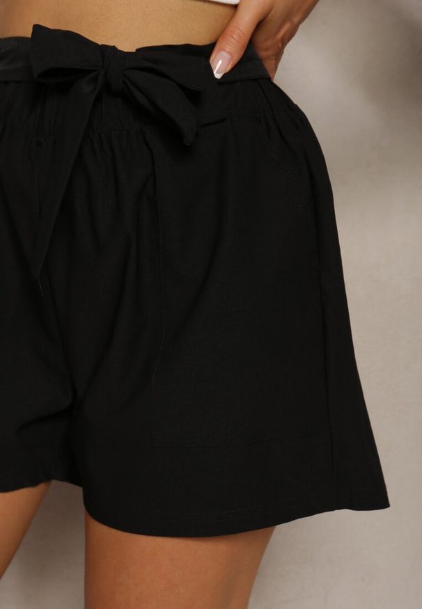 Renee - Czarne Szorty Bermudy High Waist z Dodatkiem Bawełny Wiązane w Pasie Quisevia. Okazja: na spacer, na co dzień. Stan: podwyższony. Kolor: czarny. Materiał: bawełna. Sezon: lato. Styl: elegancki, casual