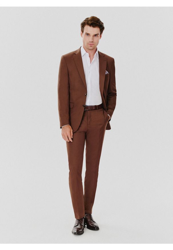 Pako Lorente - PAKO LORENTE – Brązowe męskie spodnie garniturowe. Kolor: brązowy. Materiał: wiskoza, poliester, elastan. Wzór: gładki. Styl: elegancki