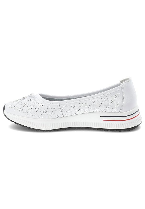 Półbuty damskie Filippo, cholewka ze skóry naturalnej perforowanej wsuwany fason z zabudowanym przodem na lekkiej podeszwie, białe, DP6718/26. Kolor: biały. Materiał: skóra. Szerokość cholewki: normalna