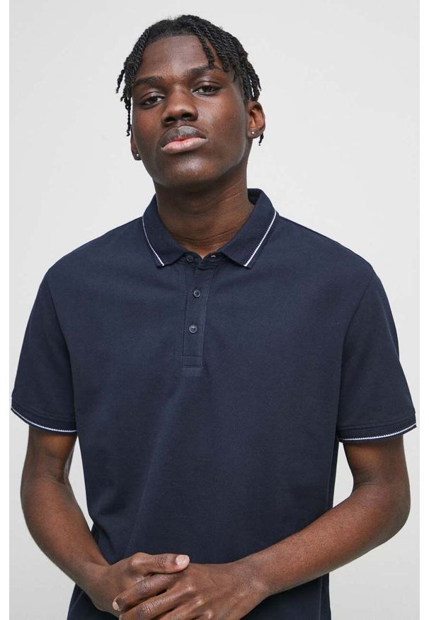 medicine - Medicine polo męskie kolor granatowy gładki. Typ kołnierza: polo. Kolor: niebieski. Materiał: dzianina. Długość: krótkie. Wzór: gładki