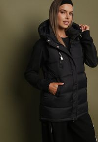 Born2be - Czarna Kamizelka Pikowana z Ozdobnym Suwakiem z Kapturem Fortisse. Okazja: na co dzień, na spotkanie biznesowe. Typ kołnierza: kaptur. Kolor: czarny. Styl: biznesowy, klasyczny, casual, elegancki #1