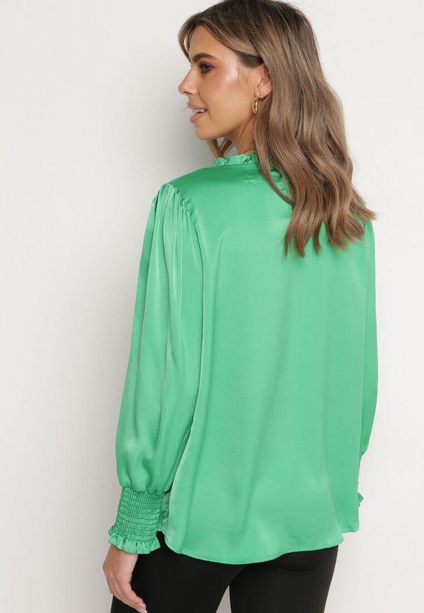 Born2be - Zielona Bluzka z Lekko Rozszerzanym Dołem i Ozdobnymi Marszczeniami Faelwenia. Kolor: zielony. Materiał: bawełna. Sezon: jesień