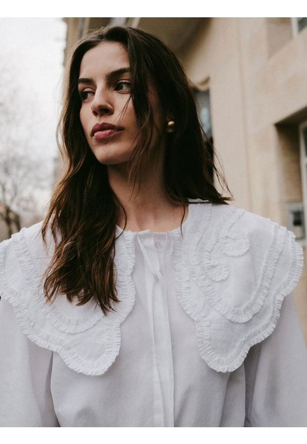 Reserved - Bluzka z ozdobnym kołnierzem - biały. Kolor: biały. Materiał: bawełna