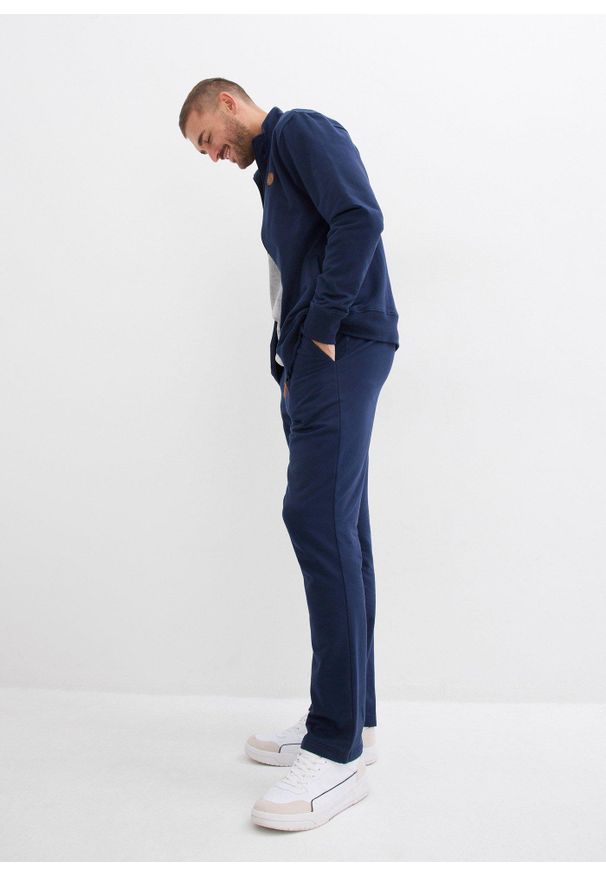 bonprix - Dres sportowy z bawełny organicznej (2 części). Typ kołnierza: kołnierzyk stójkowy. Kolor: niebieski. Materiał: bawełna, dresówka. Styl: sportowy