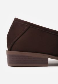 Born2be - Brązowe Mokasyny Vices ze Skórzaną Wkładką i Ozdobną Aplikacją Delainora. Okazja: na co dzień. Kolor: brązowy. Materiał: skóra. Wzór: aplikacja. Styl: casual, elegancki #6