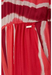 Armani Exchange Kombinezon kolor czerwony z dekoltem okrągłym. Kolor: czerwony. Materiał: tkanina