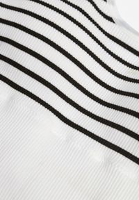 Renee - Biało-Czarny Tank Top z Prążkowanego Materiału w Print w Paski Sesarila. Okazja: na co dzień. Kolor: biały. Materiał: materiał, prążkowany. Wzór: nadruk, paski. Styl: elegancki, klasyczny, casual #4