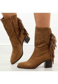 Brązowe ażurowe botki damskie na obcasie M.Daszyński 2337-15. Kolor: brązowy. Materiał: zamsz. Szerokość cholewki: normalna. Wzór: ażurowy. Sezon: wiosna, jesień, lato. Obcas: na obcasie. Styl: elegancki, boho, klasyczny. Wysokość obcasa: średni #1