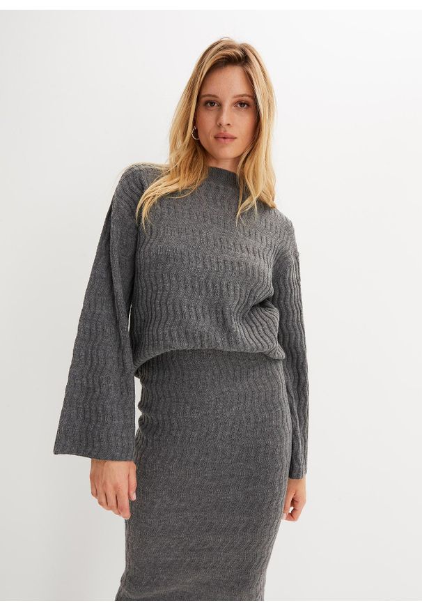 bonprix - Sweter w strukturalny wzór. Typ kołnierza: kołnierzyk stójkowy. Kolor: szary