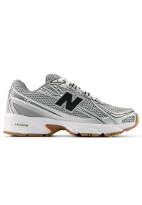 Buty dziecięce New Balance GR740GB – szare. Kolor: szary. Materiał: materiał, syntetyk. Szerokość cholewki: normalna. Sezon: lato. Sport: turystyka piesza
