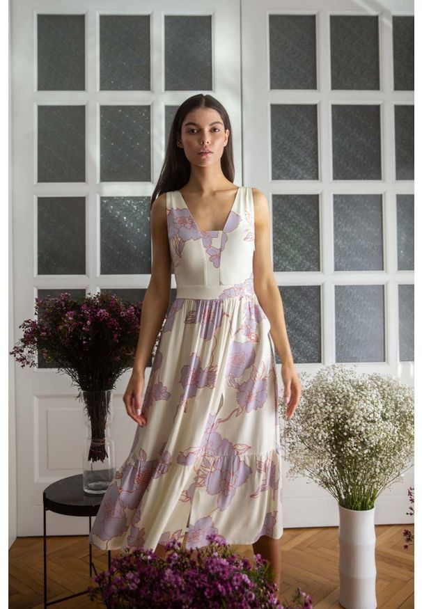 MOE - Midi Sukienka na Ramiączkach z Kwiatowym Nadrukiem - Model 3. Materiał: wiskoza. Długość rękawa: na ramiączkach. Wzór: nadruk, kwiaty. Długość: midi
