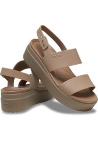Sandały dmaskie Crocs BROOKLYN LOW WEDGE. Kolor: brązowy