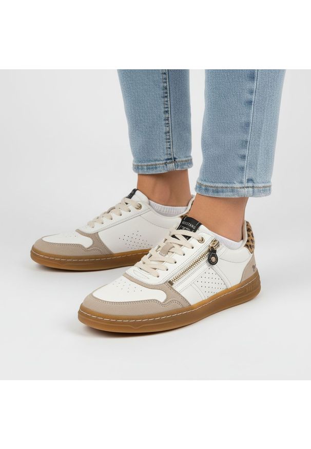 Sneakersy damskie Mustang, cholewka ze skóry ekologicznej perforowane panele boczny zamek sznurowanie elastyczna podeszwa zapewniająca komfort codzie. Okazja: na spacer, na co dzień. Zapięcie: sznurówki. Kolor: biały. Materiał: skóra ekologiczna. Szerokość cholewki: normalna. Sport: turystyka piesza