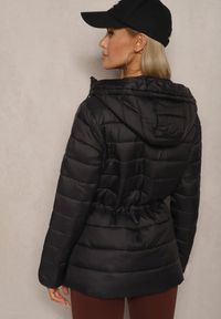 Renee - Czarna Kurtka z Kapturem Ozdobiona Pikowaniem i Sznurkami Zaimara. Typ kołnierza: kaptur. Kolor: czarny. Materiał: jeans. Wzór: aplikacja. Styl: elegancki