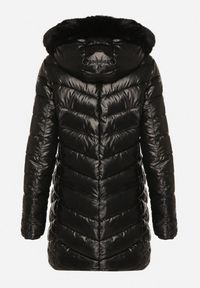 Born2be - Czarna Pikowana Kurtka o Taliowanym Kroju z Kapturem z Futerkiem Naleanna. Okazja: na co dzień. Typ kołnierza: kaptur. Kolor: czarny. Materiał: futro. Styl: casual #5