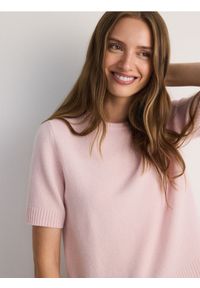 Reserved - Wełniany sweter z krótkimi rękawem - pastelowy róż. Kolor: różowy. Materiał: wełna. Długość rękawa: krótki rękaw. Długość: krótkie #1